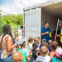 Elèves et enseignants de l'école G Troupé avec un agent