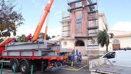 Eglise : livraison d'une partie de la structure métallique