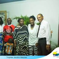 Babylas Jacobin entouré de sa famille.