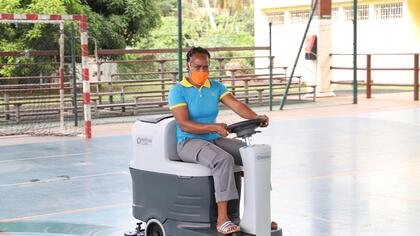 Gymnase de Douville : formation des agents à l'utilisation de la nouvelle auto-laveuse