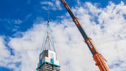 EGLISE : POSE DU DERNIER TRONÇON DU CLOCHER DE L'EGLISE DU BOURG