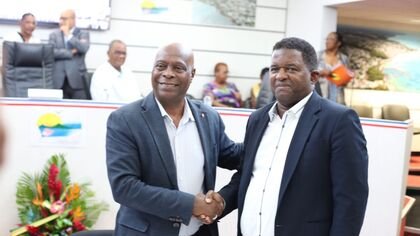 Visite de M. Guy Losbar, président du Conseil départemental à Sainte-Anne