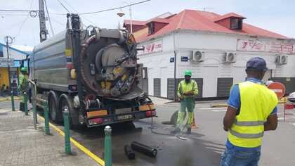 Assainissement : curage des canalisations sur le boulevard Ibéné