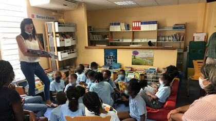 Visite de deux classes de l'école G. Maragnes à la Bibliothèque multimédia O. Talis Gane