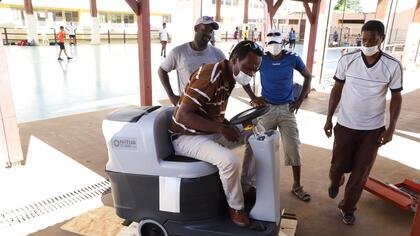 Sport : réception d'une nouvelle machine de nettoyage des sols au gymnase de Douville