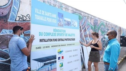 RÉNOVATION DU COMPLEXE DE VALETTE : INSTALLATION DES PANNEAUX ANNONCANT LES TRAVAUX 